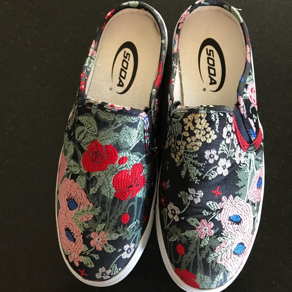 🛍🎏🎋HOST PICK🎊Slip on Asian print tennis shoes